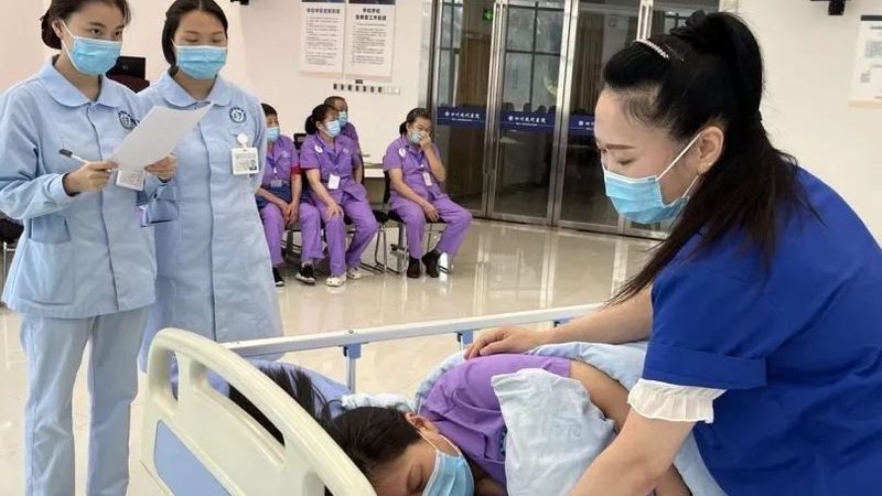 上海老年康复护理加盟：加盟前必知的行业标准和要点**